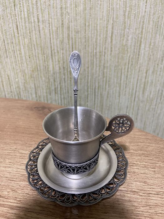 Кофейная чашка с блюдцем и ложечкой