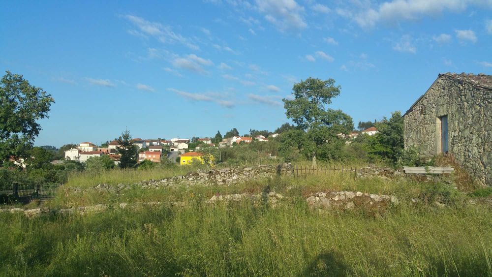 Casa em pedra para recuperar com terreno