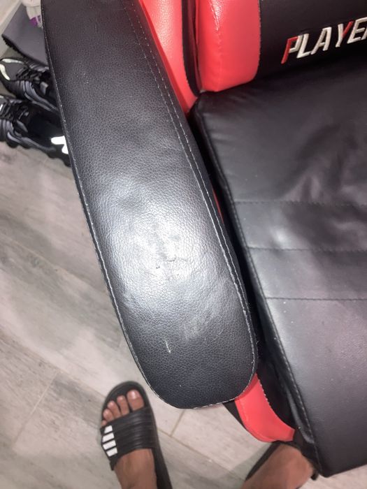 Cadeira gamer preta com vermehlo