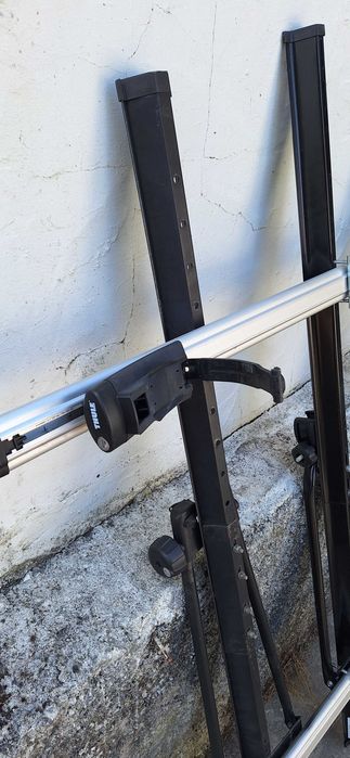 Barras de tejadilho Thule em alumínio com suporte para 3 bicicletas