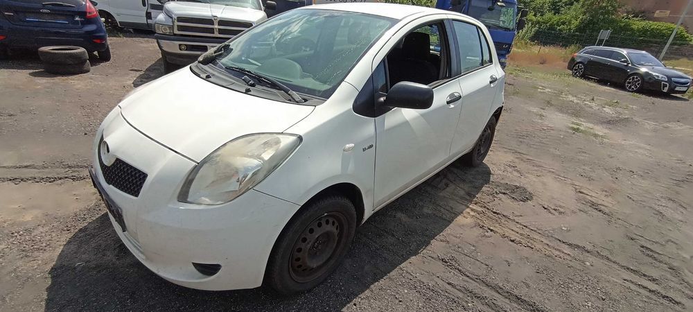 toyota yaris 1.4 1ndyv  d4d lak 068 d4d 90km samochód na części