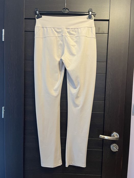 Beżowe eleganckie spodnie z kieszeniami 40