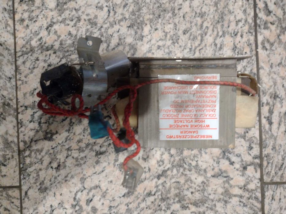Transformator z mikrofali