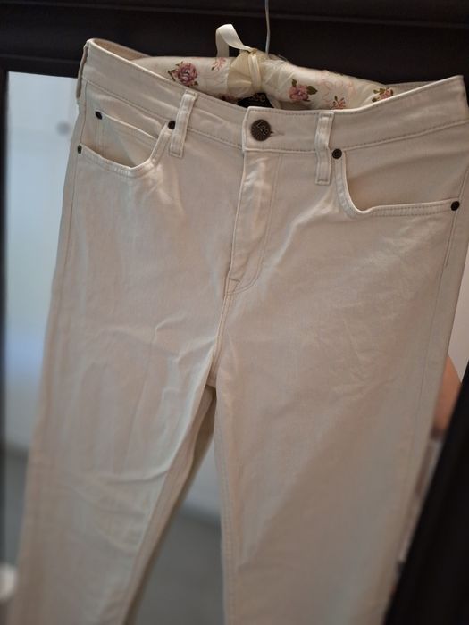 Jeansy Lee model Carol W28 L31 kość słoniowa na lato