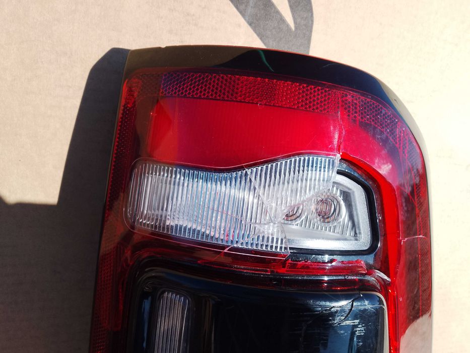 Lampa Tył Tylna Prawa Oryginalna Kpl. Dodge Ram V 1500 Limitde 21R