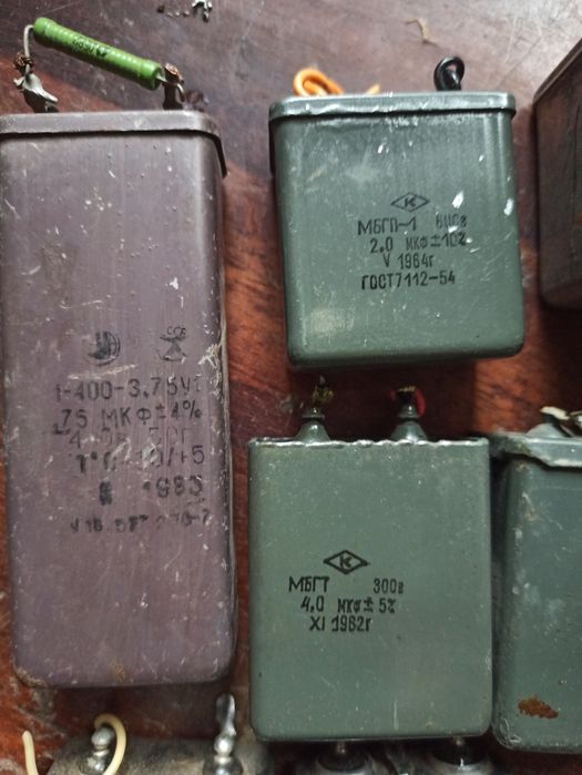 Конденсаторы разные.