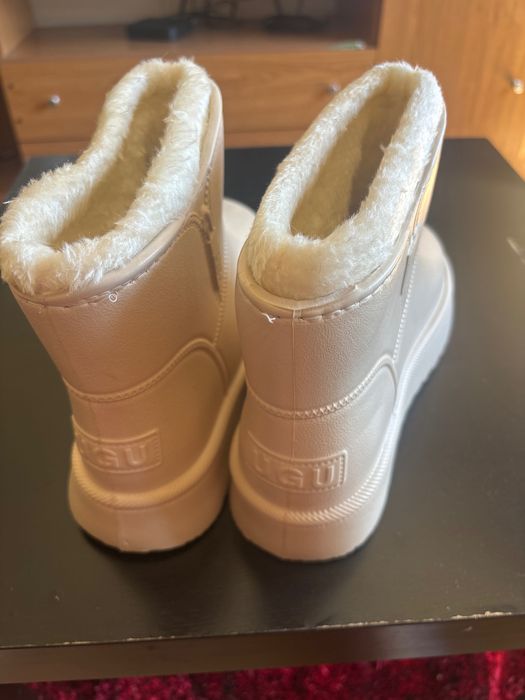 Botas completamente novas