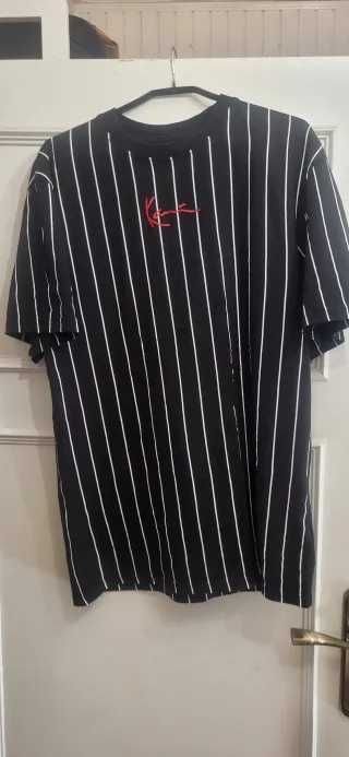 Czarna koszulka w paski