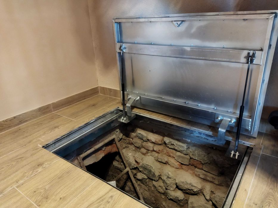 Właz do piwnicy z siłownikami  60x60 cm  PRODUCENT