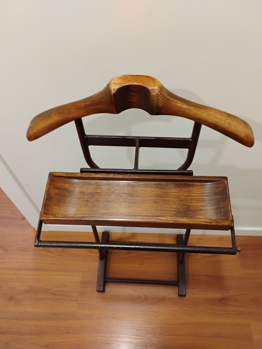 Cabide de pé em madeira e ferro