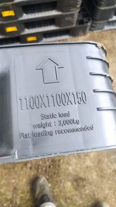 PALETY plastikowe  110x110x15 h 30 zł