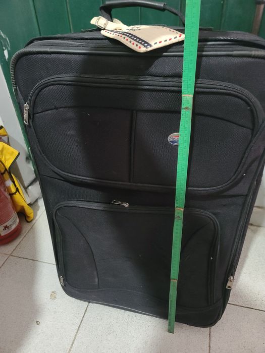Mala de viagem em tecido preto da marca American Tourister
