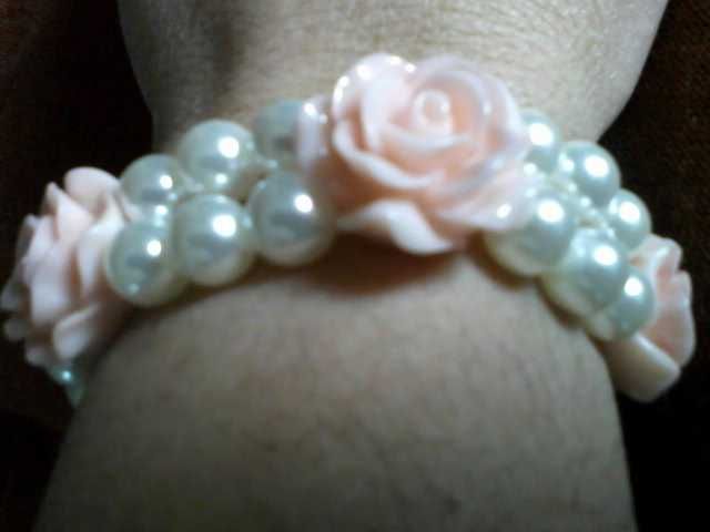 Pulseira combinação perolas e rosas