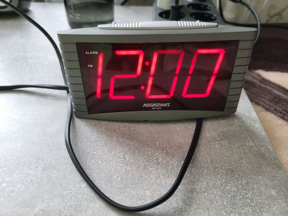 Настольные электронные часы, рабочие