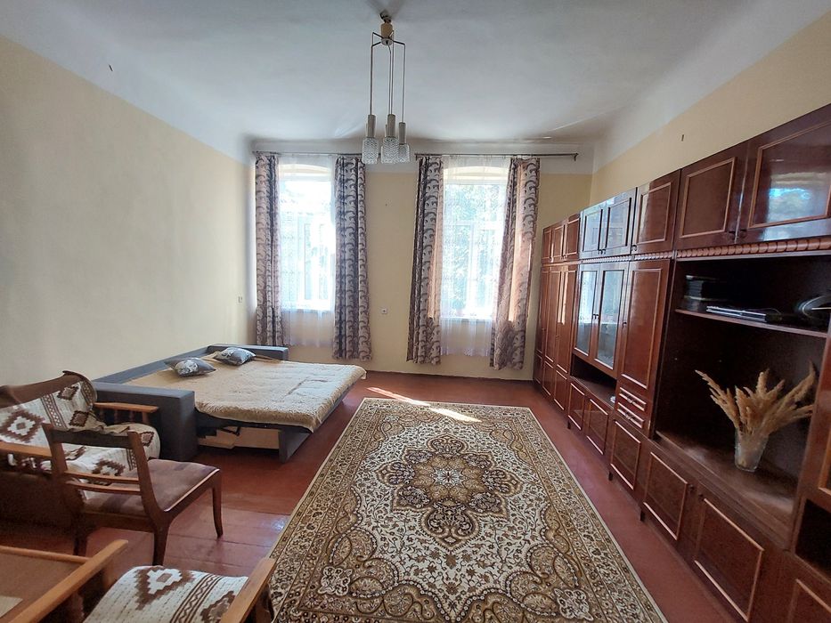 Продається 3-кімнатна квартира  в  особняку в центрі  Чернівців.