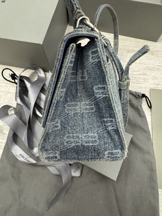 сумка Balenciaga Hourglass в джинсовой ткани с монограммой BB.