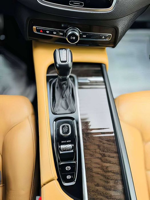 Volvo XC90      2018