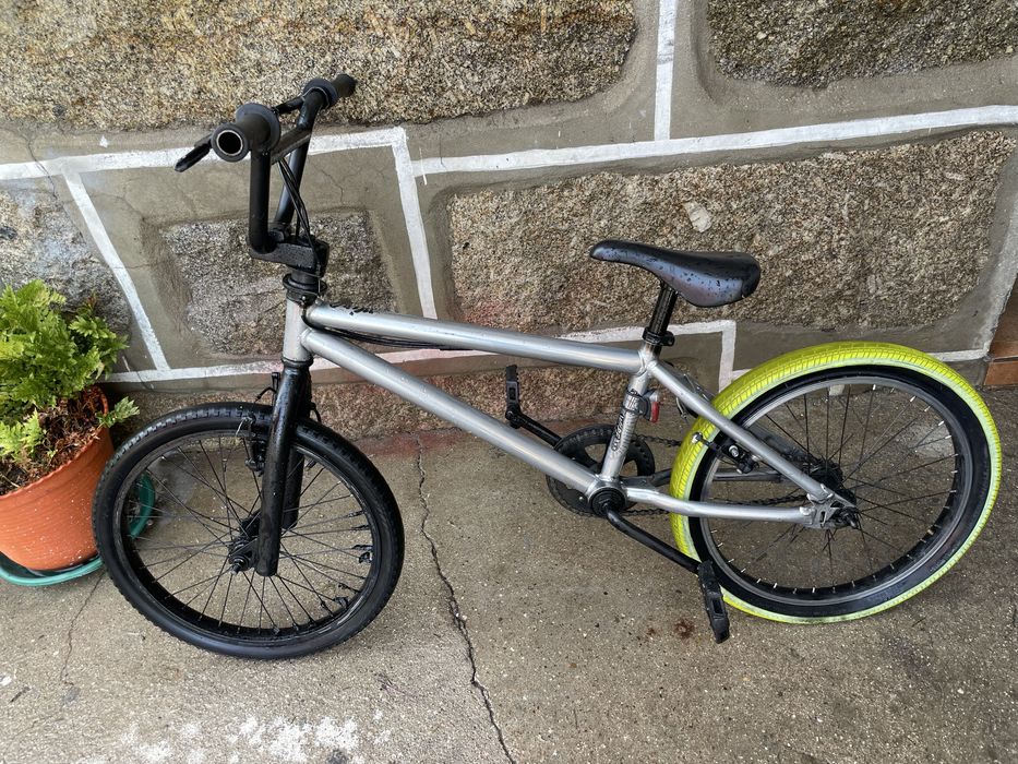 vendo bmx e uma bike de truques