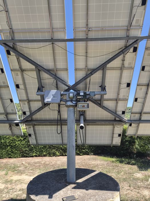 Painel solar com estrutura a vender electricidade à companhia