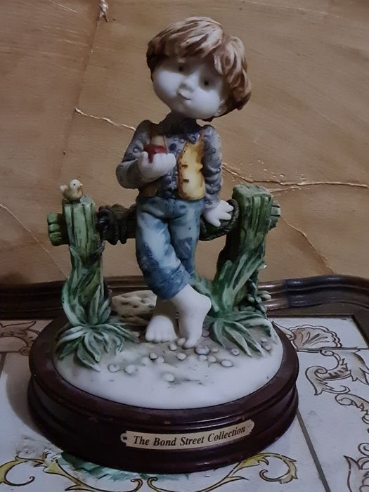 Figurka kolekcjonerska chłopiec