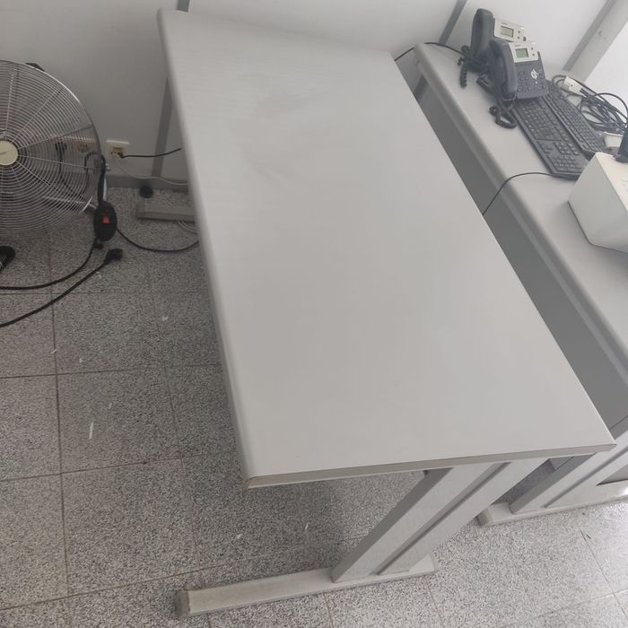 Secretária Cinzenta Clara - Perfeita para Escritório ou Casa!