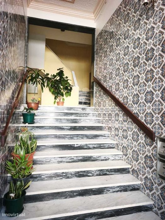 Apartamento T2 Remodelado com Arrecadação e Vista Rio – Setúbal