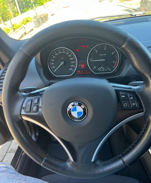 BMW série (120D 2009)