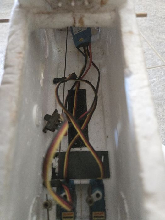 Avião rc danificado