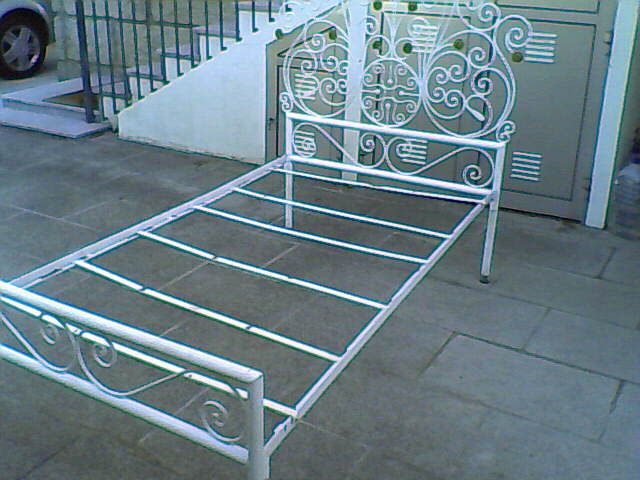 2 Camas únicas em ferro + Mesa de cabeceira + 2 colchões