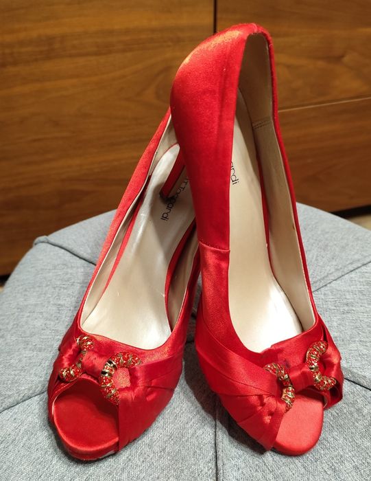 Czółenka damskie czerwone.