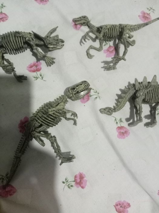Bonecos dinossauros