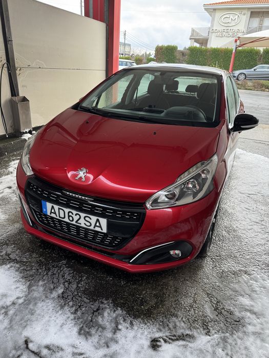 Peugeot 208 vermelho rubi