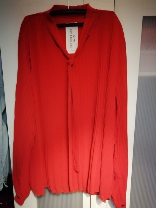 Blusa vermelha, tecido fluido com forro