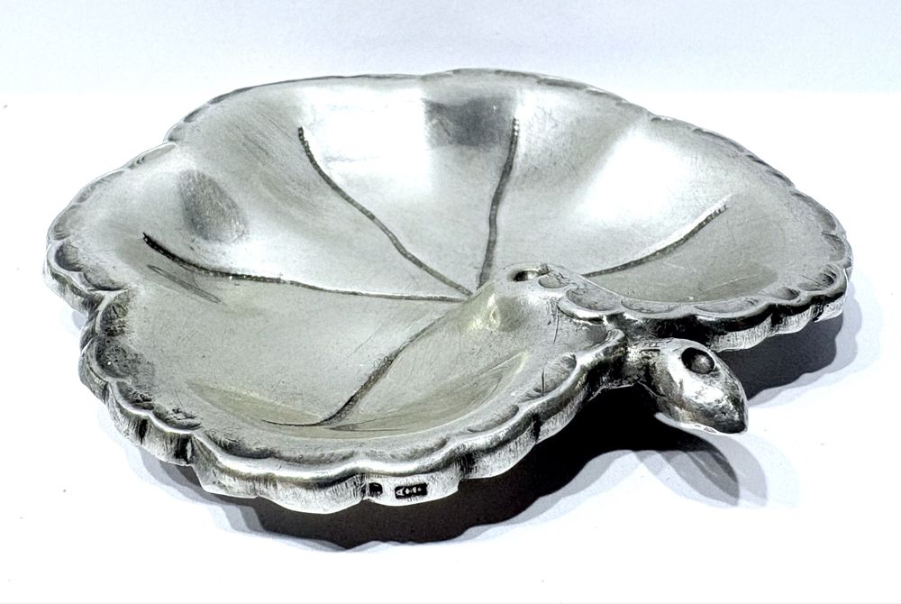 Beautiful antique Portuguese silver contrasting 'leaf' ring holder