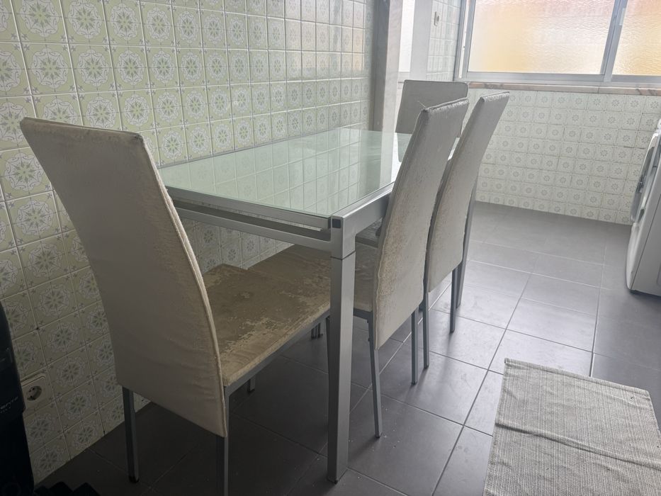Conjunto de Mesa Extensível em Vidro e Metal + 4 Cadeiras