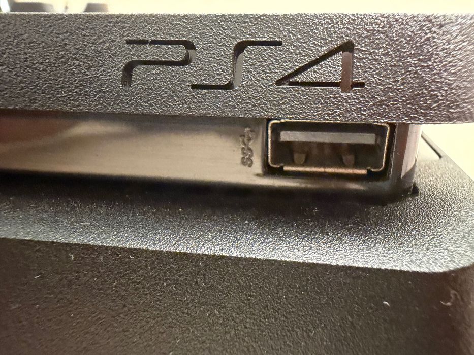Playstation 4 com 2 comandos