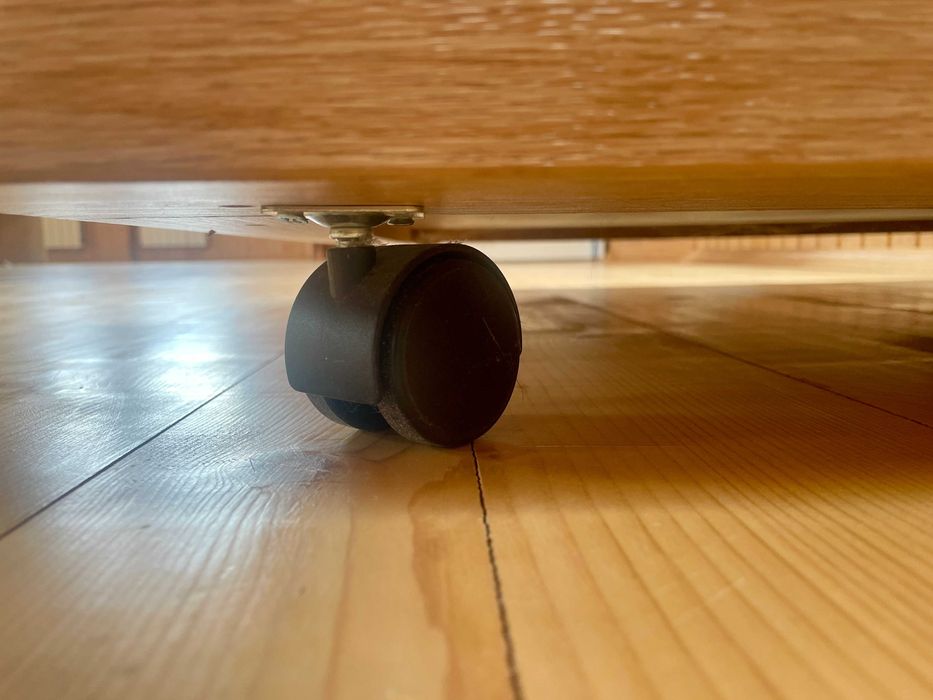 Сучасний журнальний столик на коліщатках.