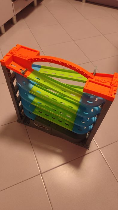 Трек Хотвілс і парковка з ліфтом+4 машинки