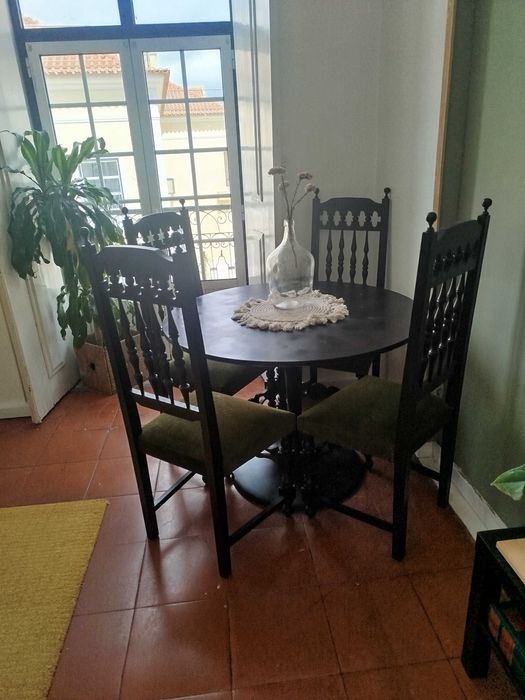 Vendo mesa redonda+ 4 cadeiras