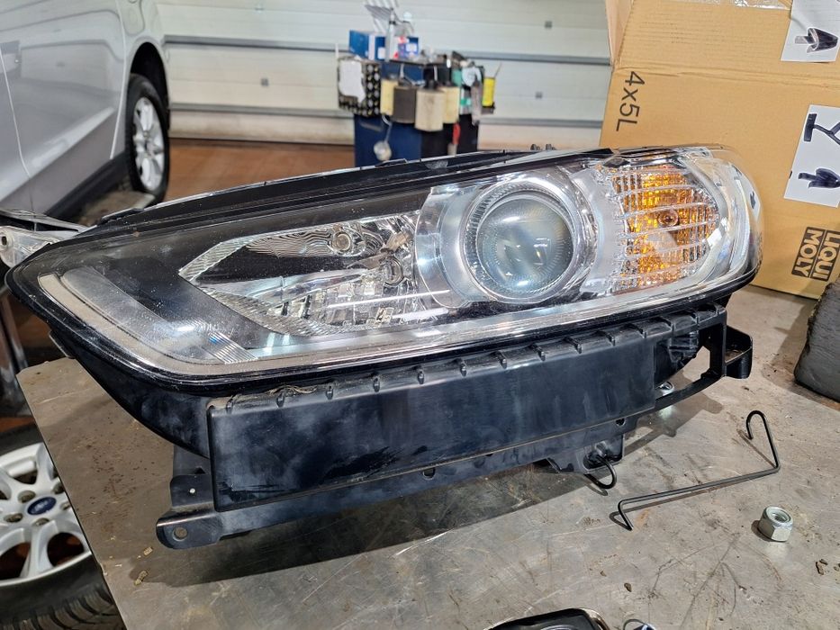 Фара передня ліва Ford Mondeo 2018