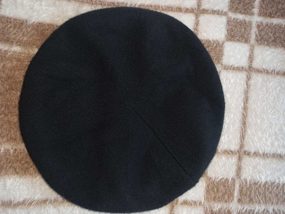 Чорний шерстяний берет