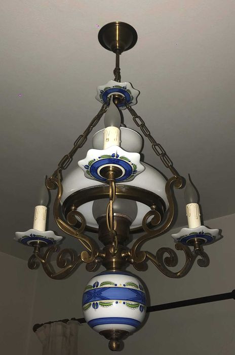 Vários candeeiros de loiça tradicional de Viana