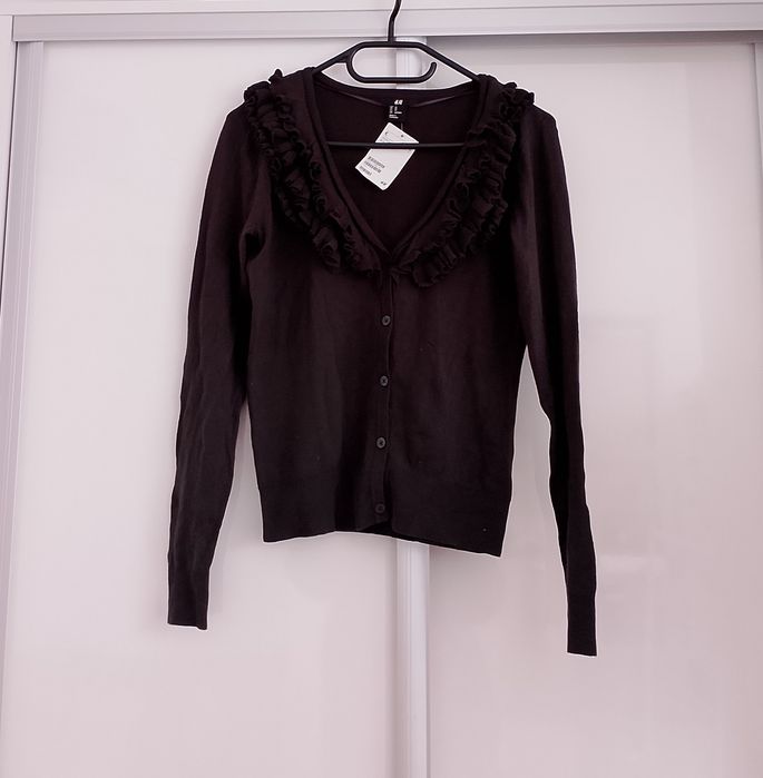 Grafitowy sweter H&M rozmiar XS z falbanami przy dekolcie 
Długość 53