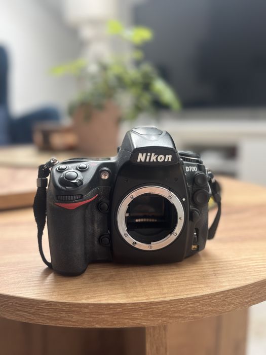 Nikon d700 z obiektywem 18-105