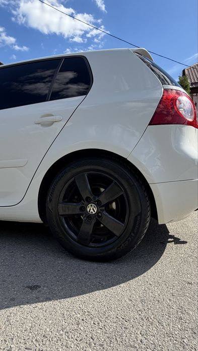 Продаю Volkswagen Golf 1.4 TSI з механічною коробкою передач та турбованим бензиновим двигуном.