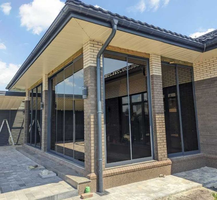 Безрамне скління альтанок та веранд від виробника. Якісно та надійно.