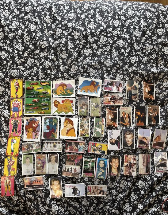 Наклейки, фішки, кепси, карточки колекціонування