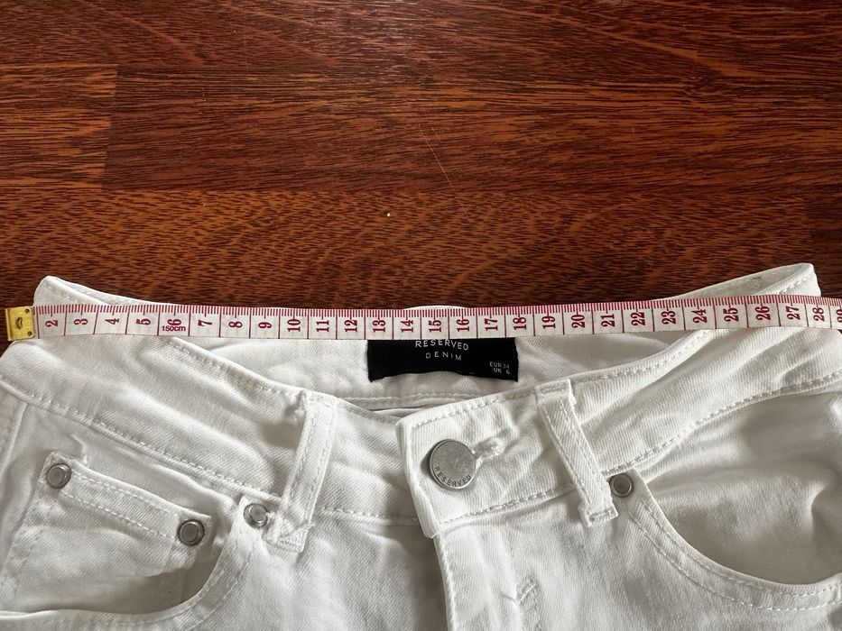 Białe spodnie jeans