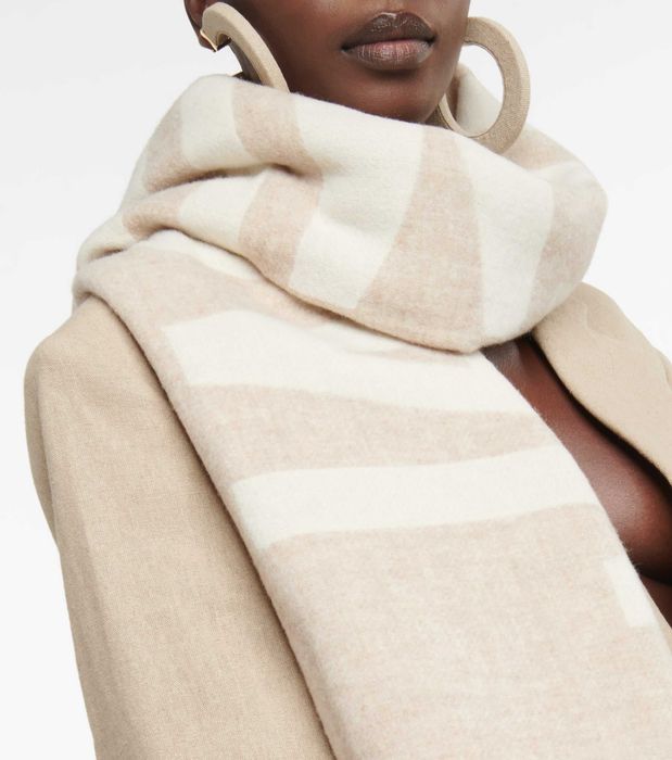 Шарф Jacquemus Logo Jacquard Fringed Edge Scarf Beige
