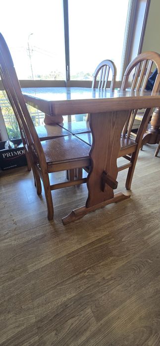 Conjunto de mesa mais cadeiras